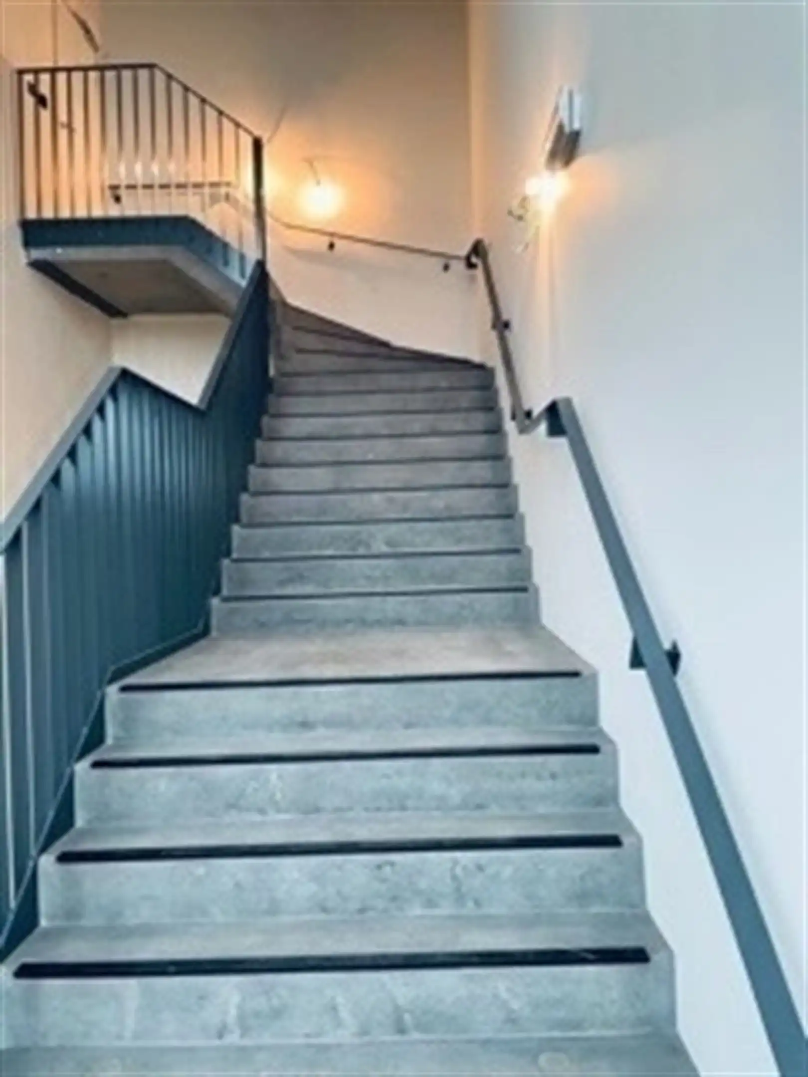 kantoorgebouw met 2x 400m² op her eerste en tweede verdiep - reeds ingericht foto 2