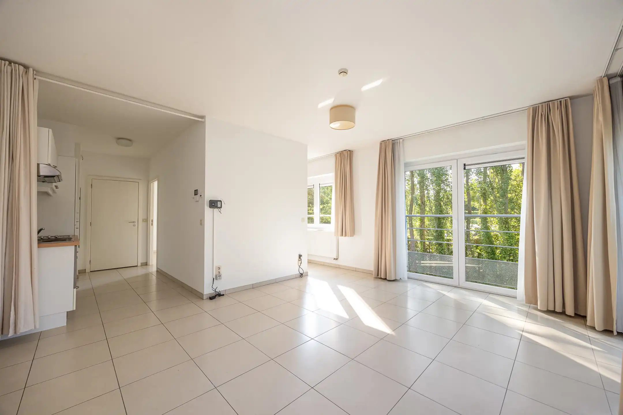 Grote, lichtrijke serviceflat met twee kamers  foto 5