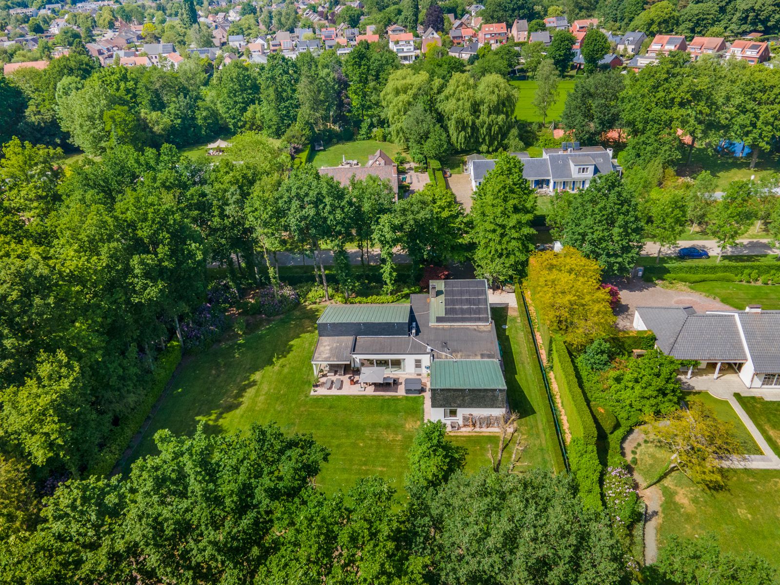 Residentiëel gelegen gelijkvloerse villa op ca. 3.008 m². foto 45