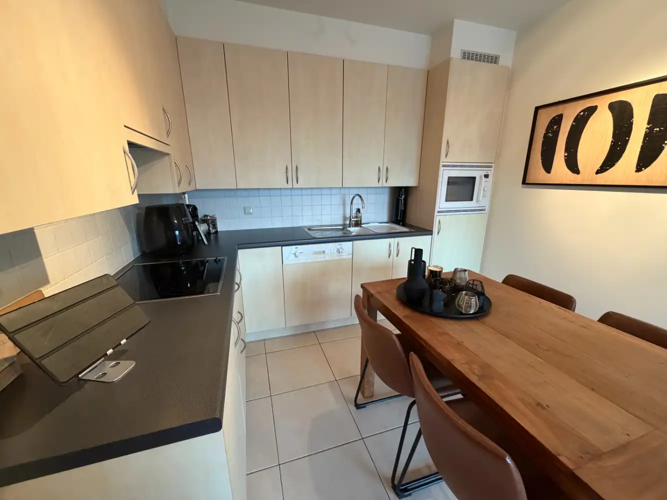 Modern zonnige studio op het Stationsplein van Blankenberge. Dichtbij het commercieel centrum en het openbaar vervoer. foto 4