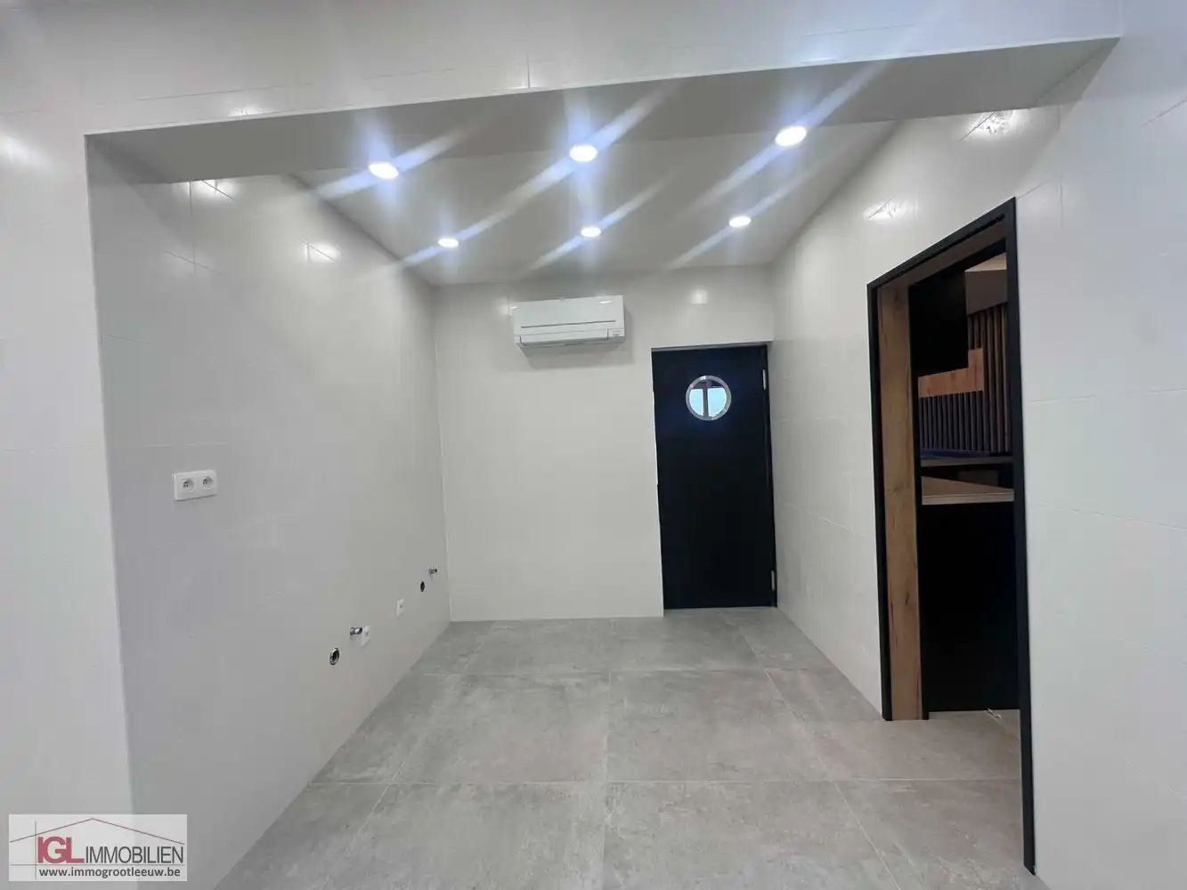 Volledig gerenoveerd handelspand aan het Vlezenbeekplein te koop foto 11