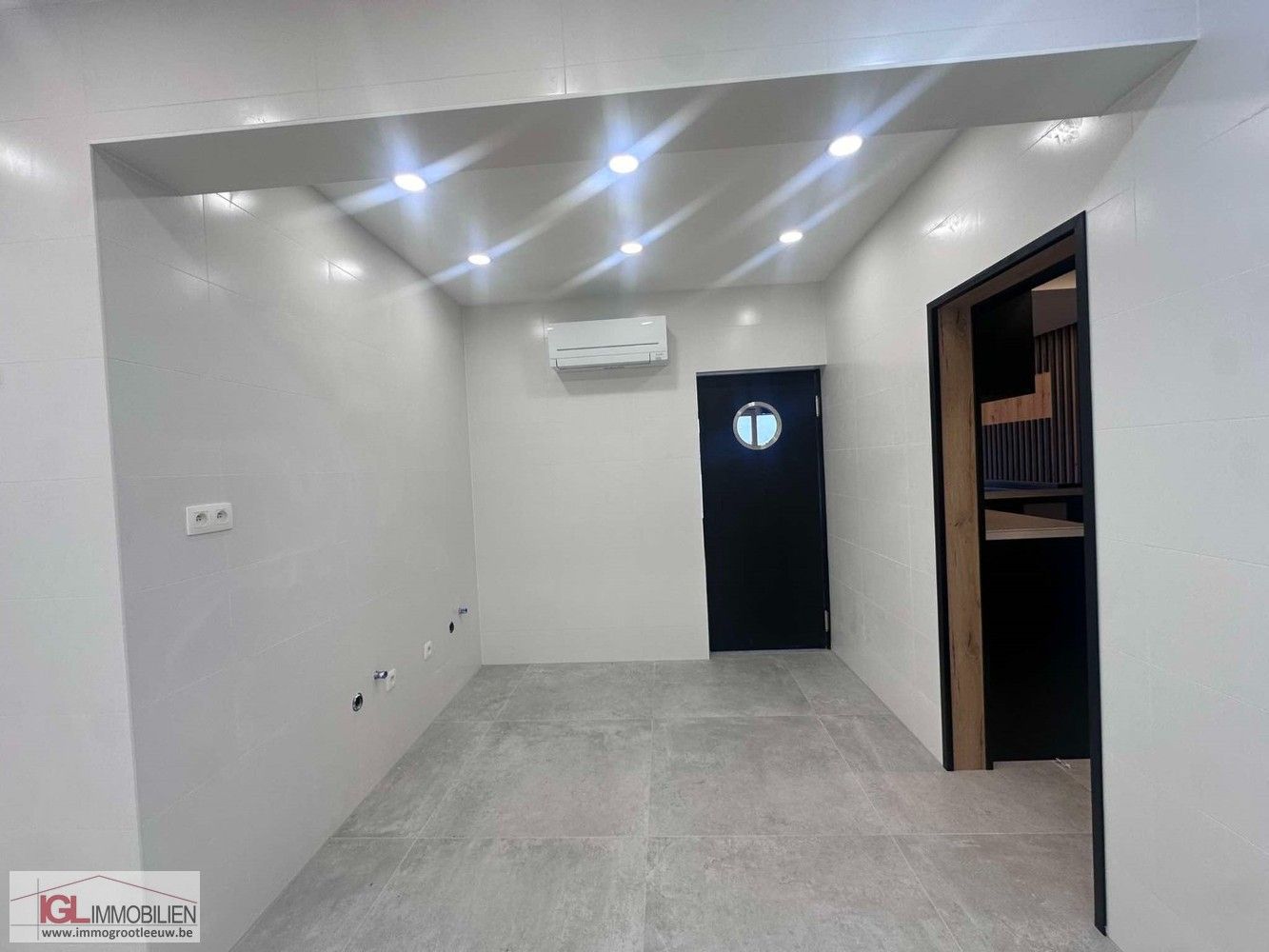 Volledig gerenoveerd handelspand aan het Vlezenbeekplein te koop foto 11