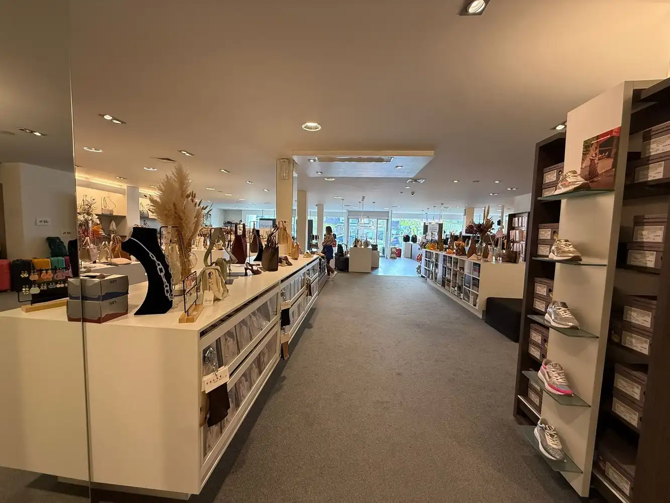 BAANWINKEL MET PARKING NABIJ MEDI MARKET, CARREFOUR, KRËFEL, ... foto 8