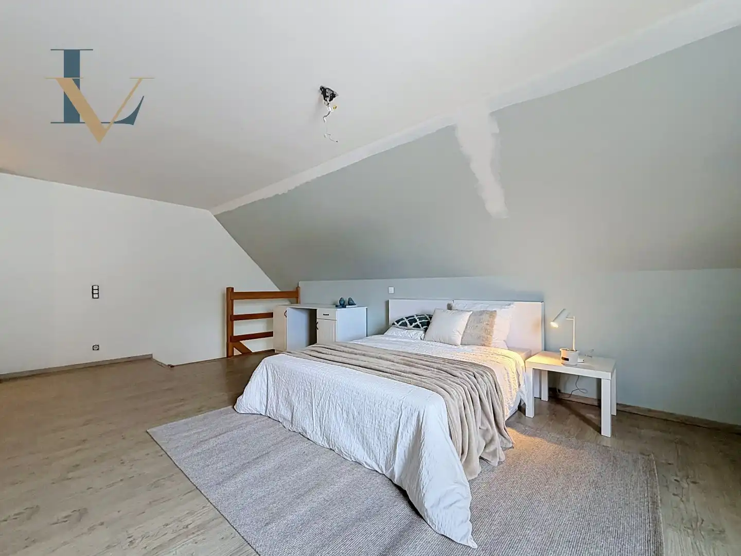 Instapklare halfopen bebouwing met 3 slaapkamers, afgewerkte zolder, zwembad en EPC A foto 24