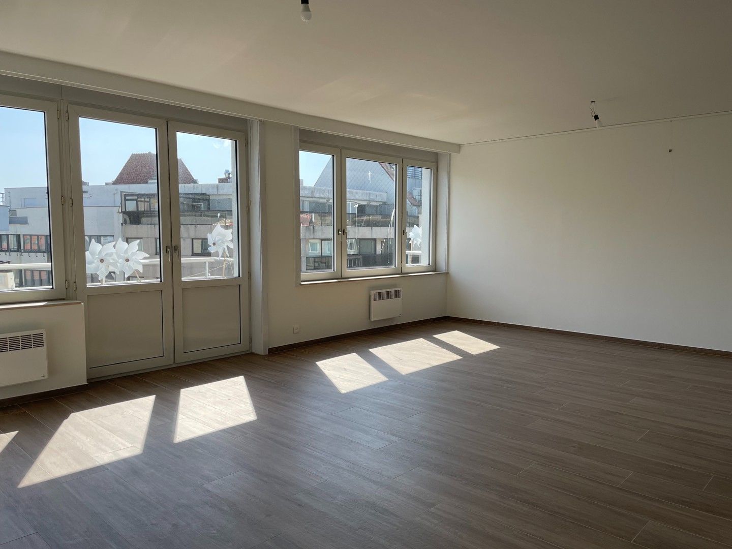 Verzorgd en vernieuwd ongemeubeld appartement met balkon in de Lippenslaan te Knokke foto 4
