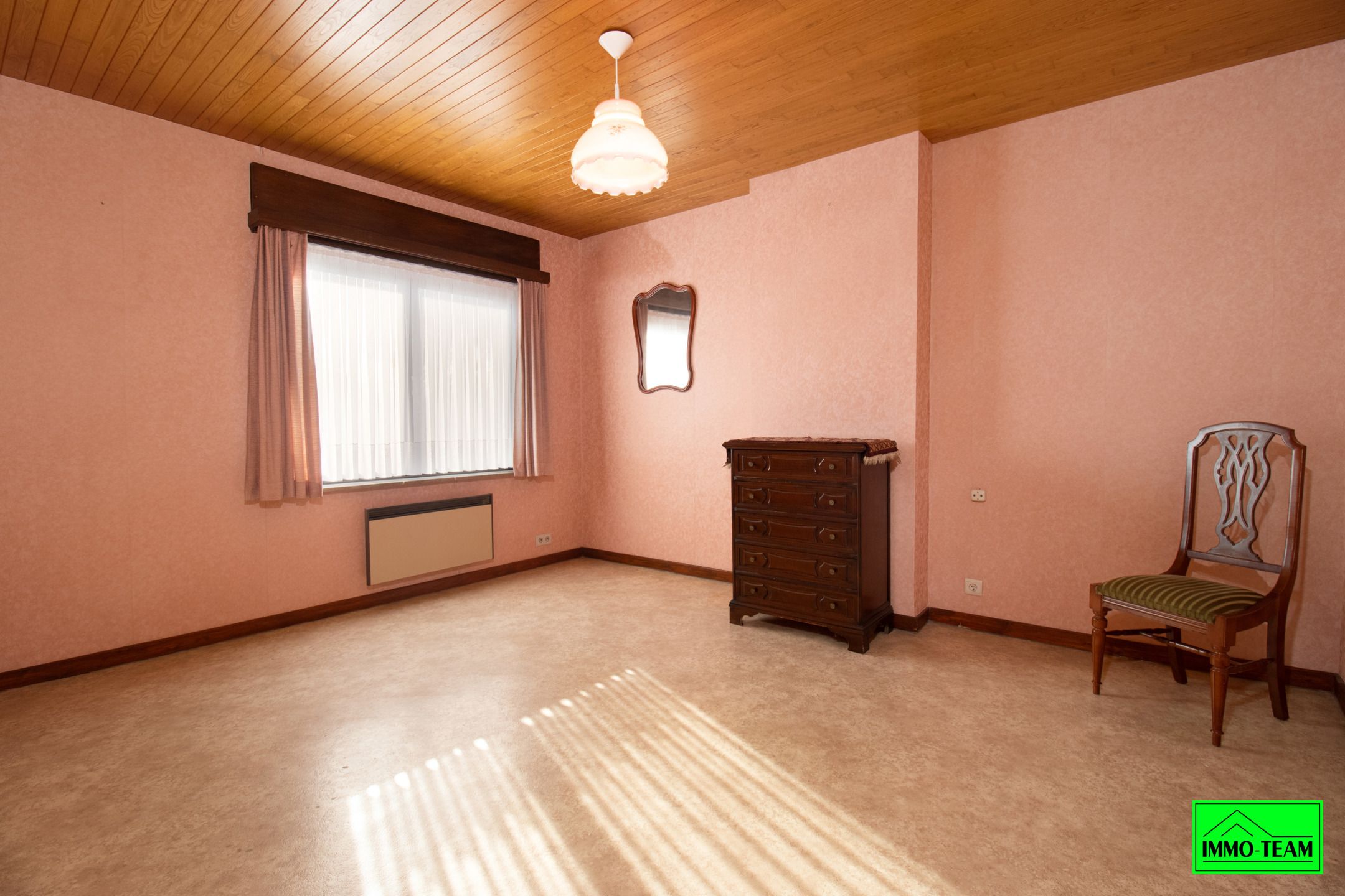 Op te frissen gezinswoning met ruime tuin en garage foto 10