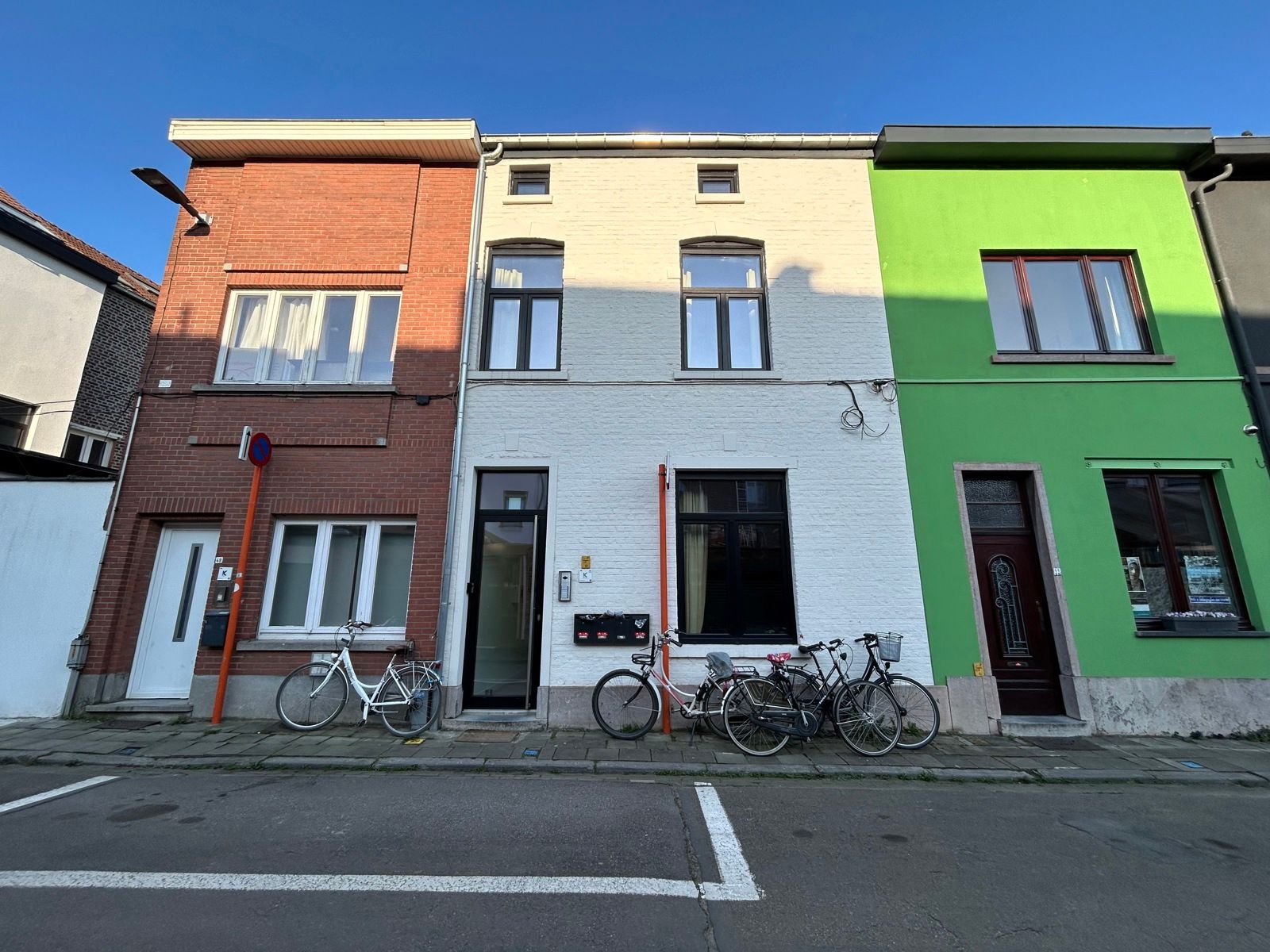 Bemeubelde studio met privatief terras. foto 17