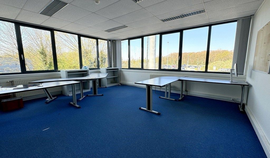 Bedrijfsunit te huur vlakbij oprit A12 te Aartselaar foto 3