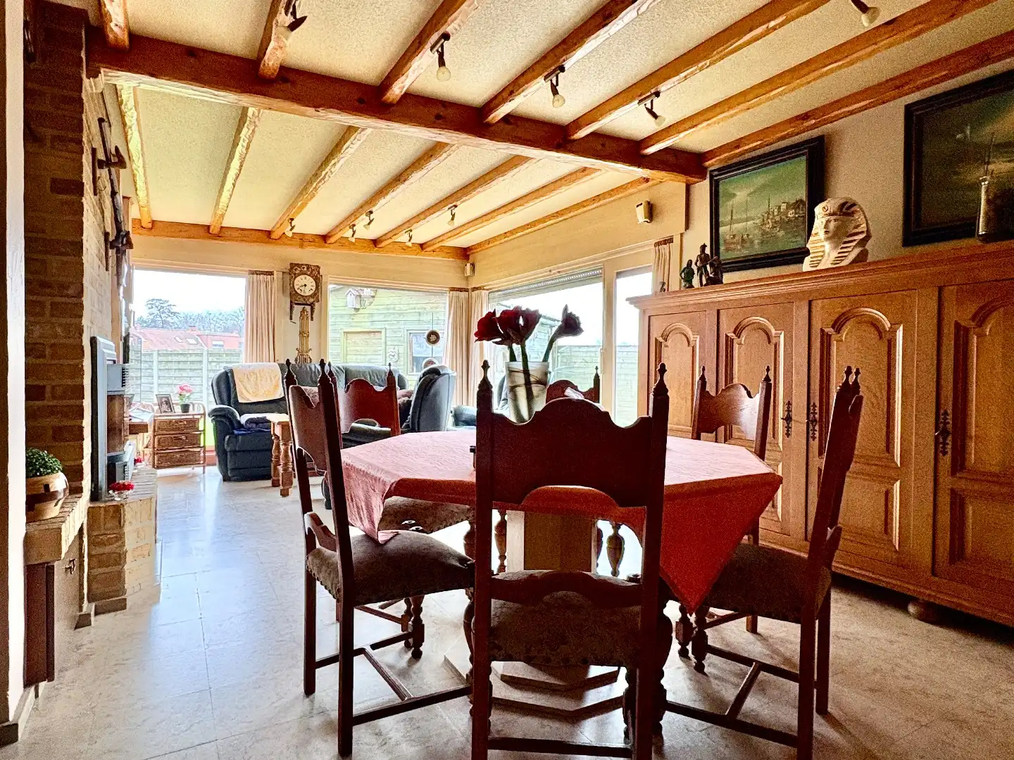 Gelijkvloerse woning op 628 m², 3 slaapkamers, mooi aangelegde tuin en garage. foto 4