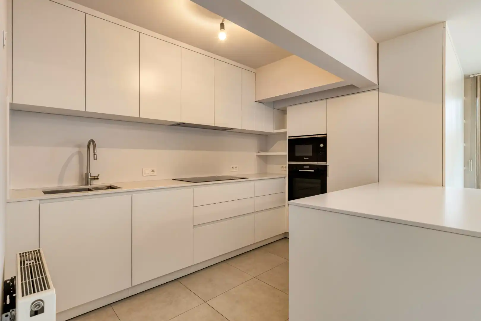 Ruim 2-slaapkamer appartement met parkeerplaats in Halle foto 2