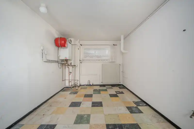 Te renoveren villa, ideaal geschikt voor bijberoep met veel ruimte en grote tuin in centrum Beveren opp 837 m² foto 11