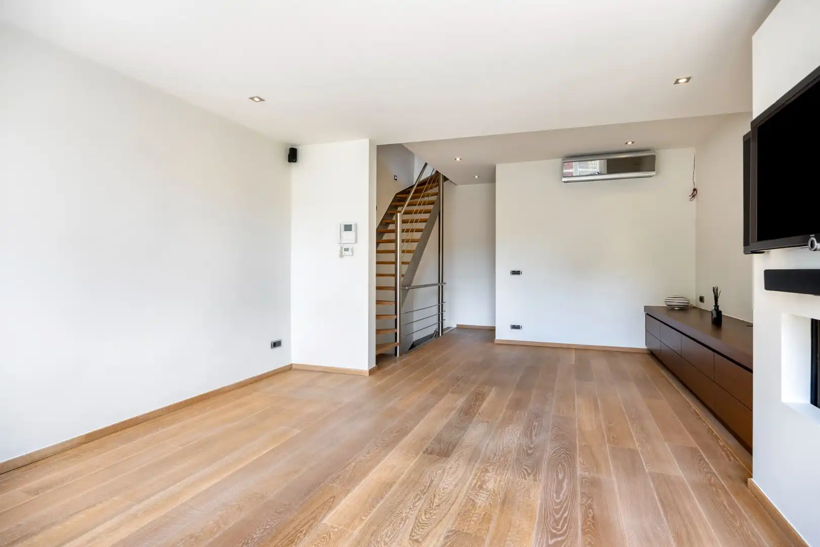 Ruime handelswoning met terras, dubbele garage en 2 parkeerplaatsen in Mol-centrum ! foto 10