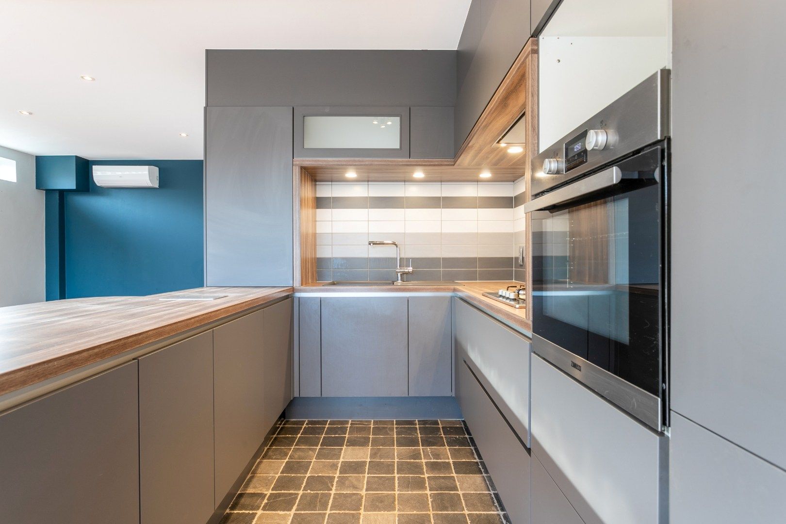 Ruim gelijkvloersapp te koop centrum Halle met 1 à 2 slpk, garage en tuin foto 6