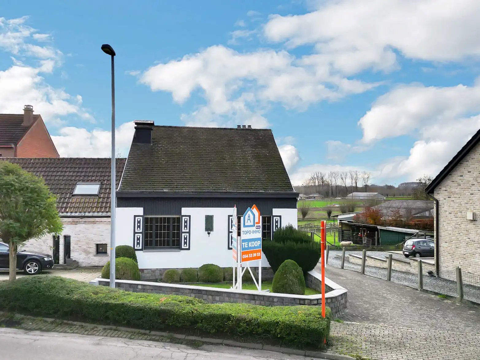 Te renoveren HOB met ruime garages en tuin foto 2