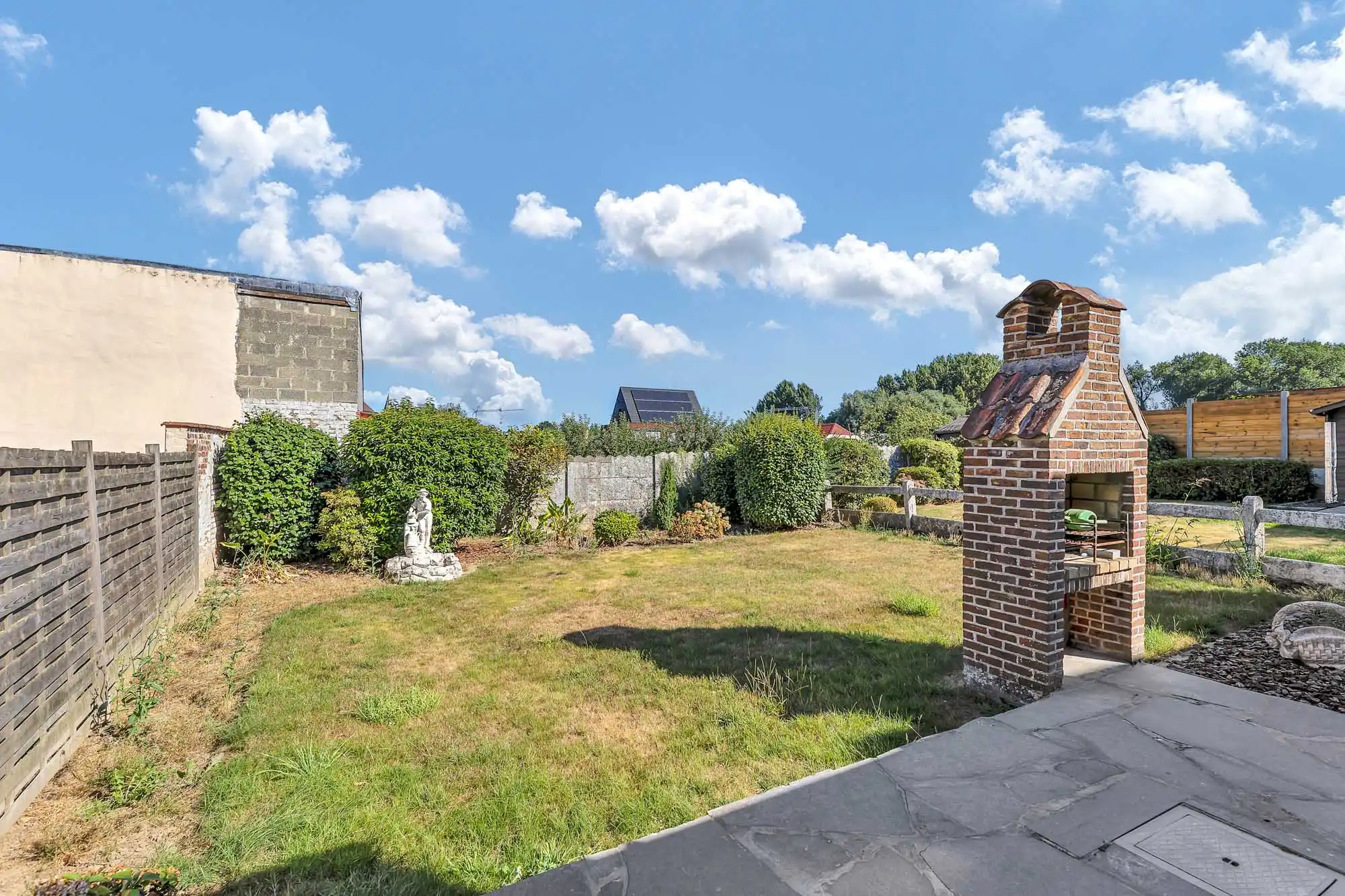 Rustig gelegen, goed onderhouden woning met twee garage's foto 24