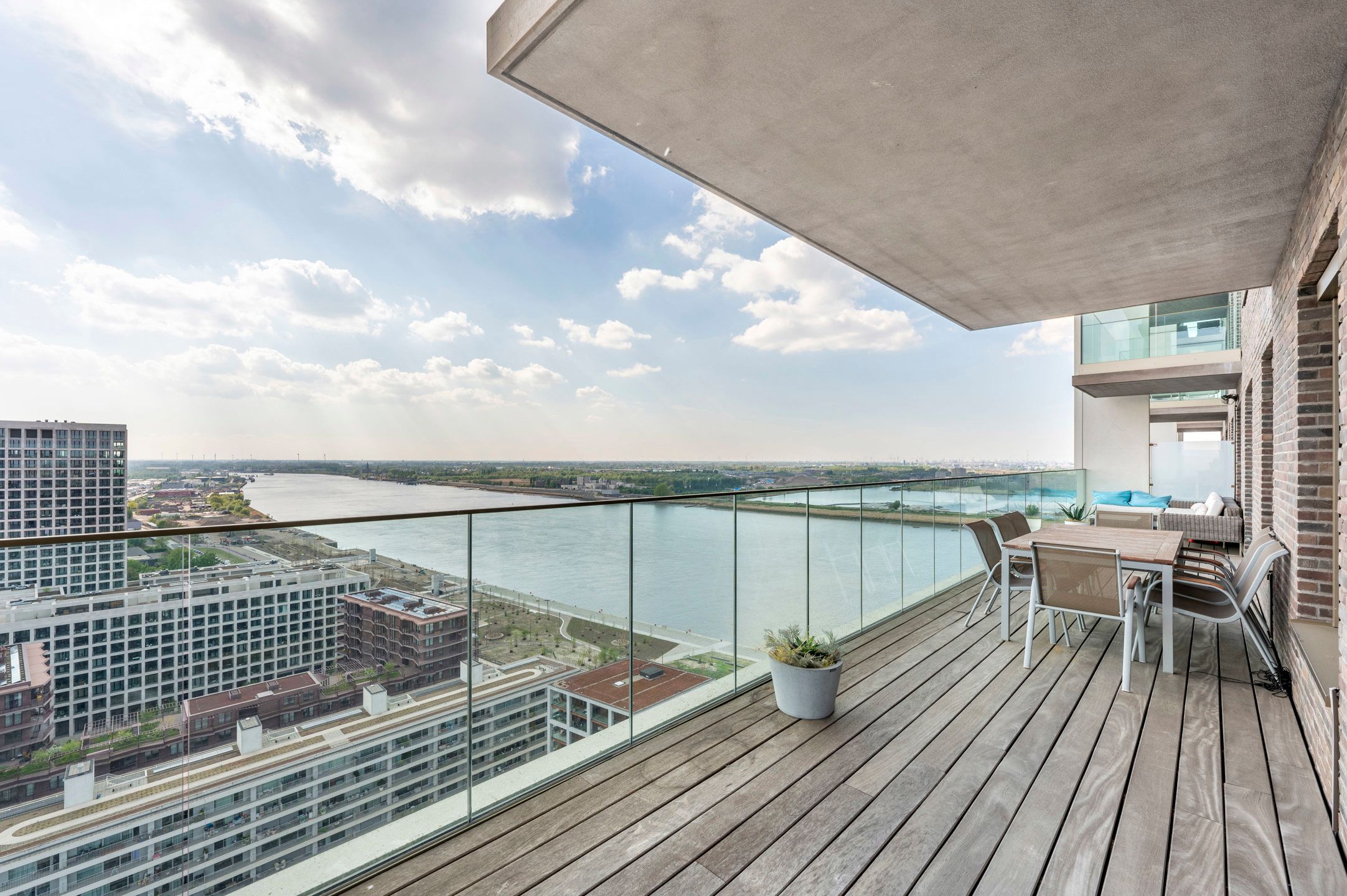 Exclusief appartement (ca.210m²) met riante terassen (ca.140m²) én zicht op de Schelde en de Stad!  foto 3