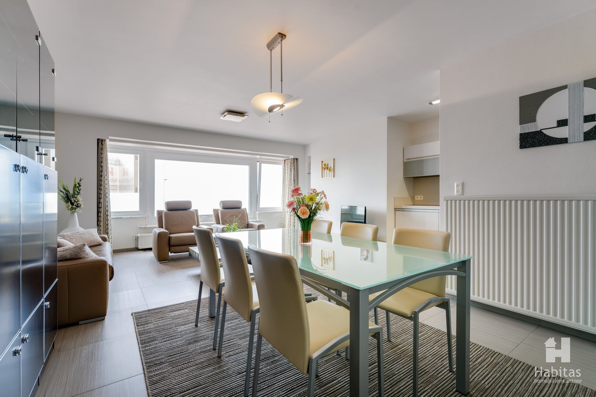 Bijzonder ruim en vernieuwd appartement met breed frontaal zeezicht foto 4