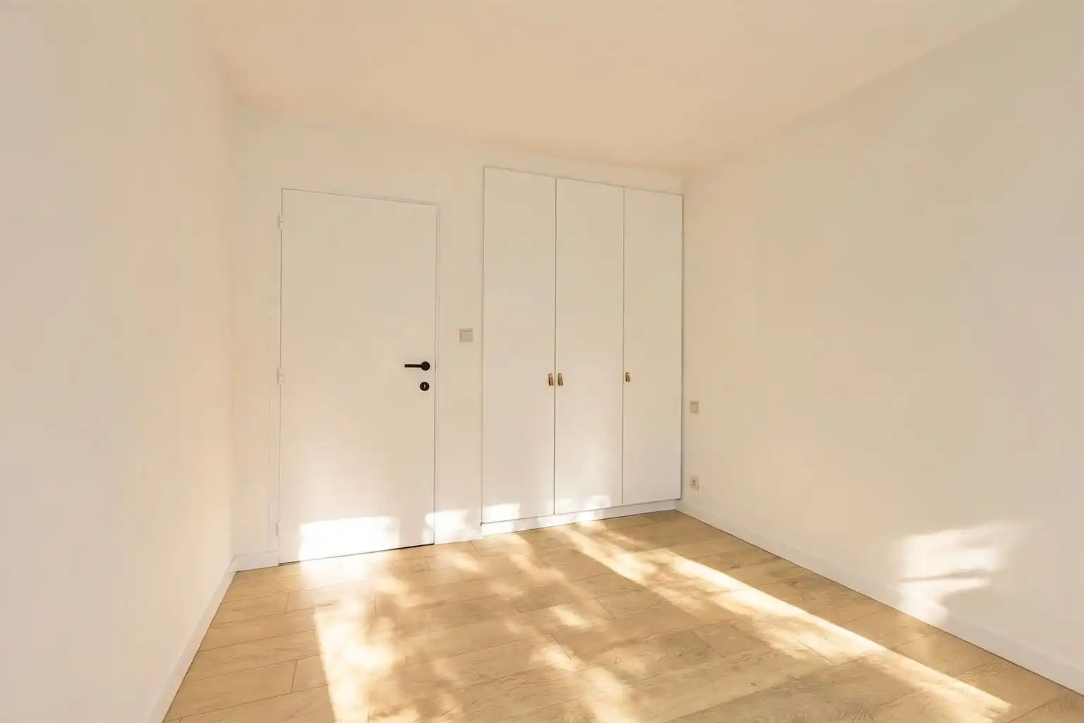 Recent gerenoveerd, ruim en lichtrijk 2-slaapkamerappartement in hartje Maaseik.  foto 10