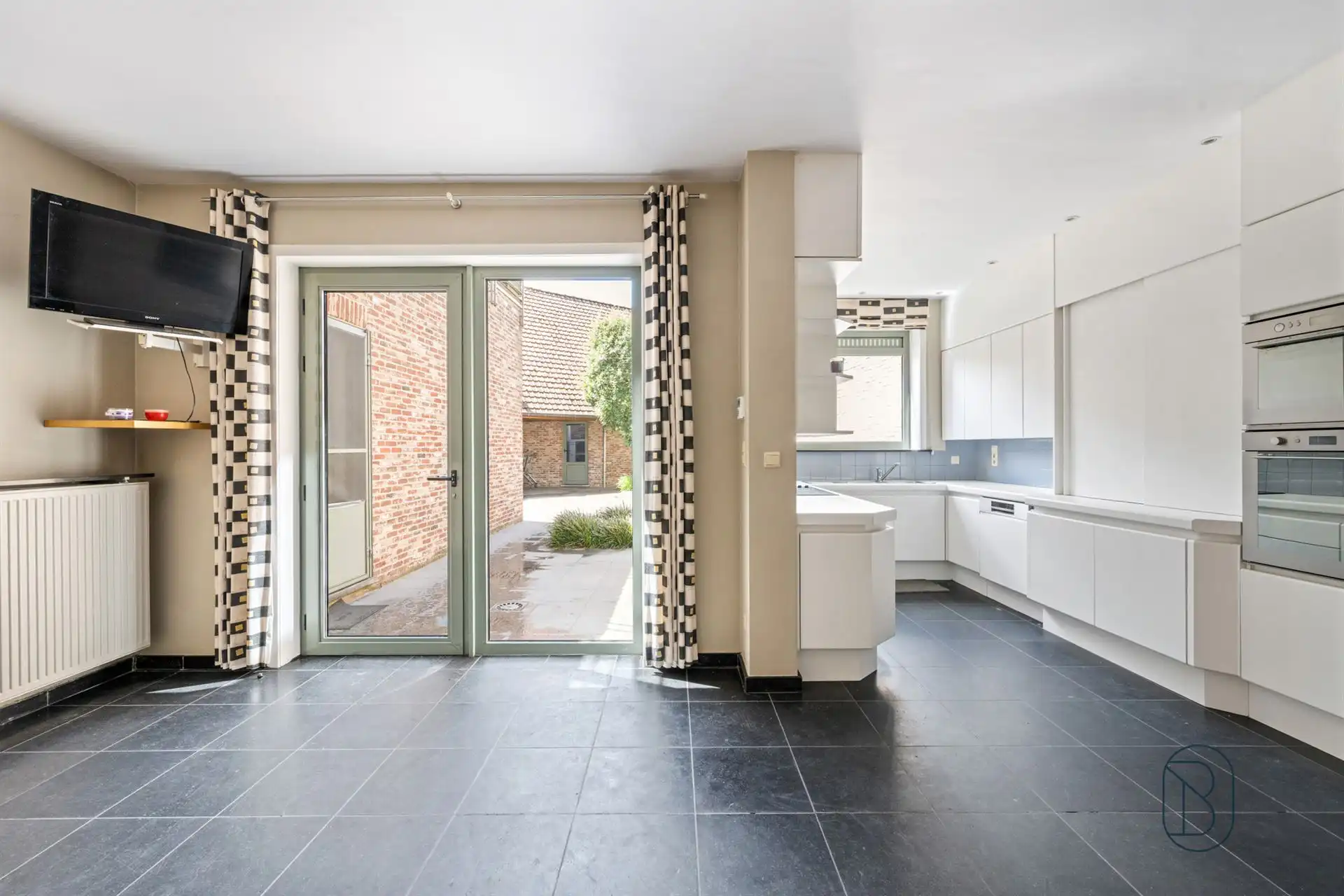 Unieke combinatie van wonen en werken in Sint-Eloois-Vijve! foto 18