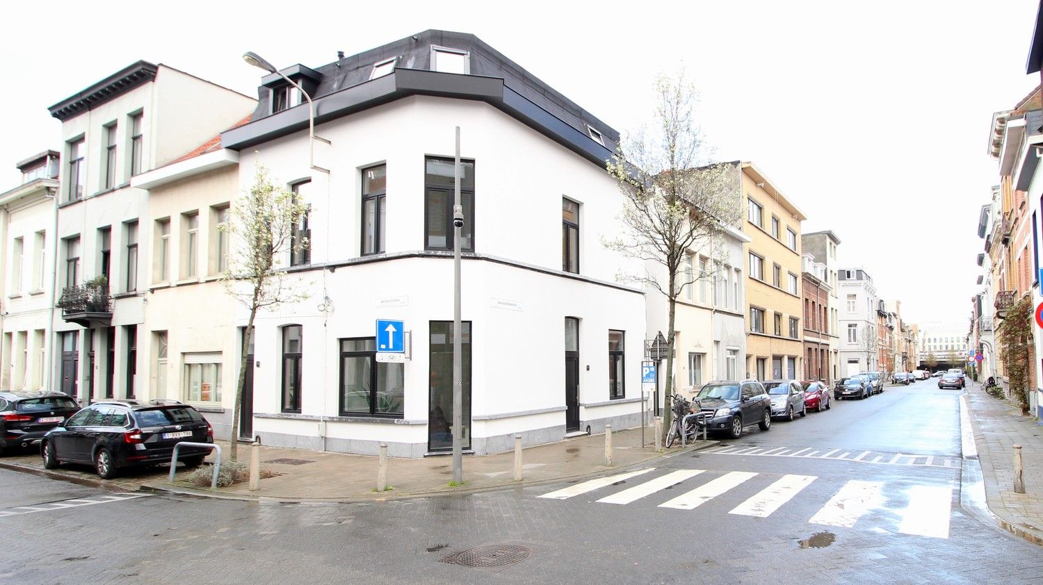 Instapklare gerenoveerde starterswoning met koer te Oud-Berchem foto 19
