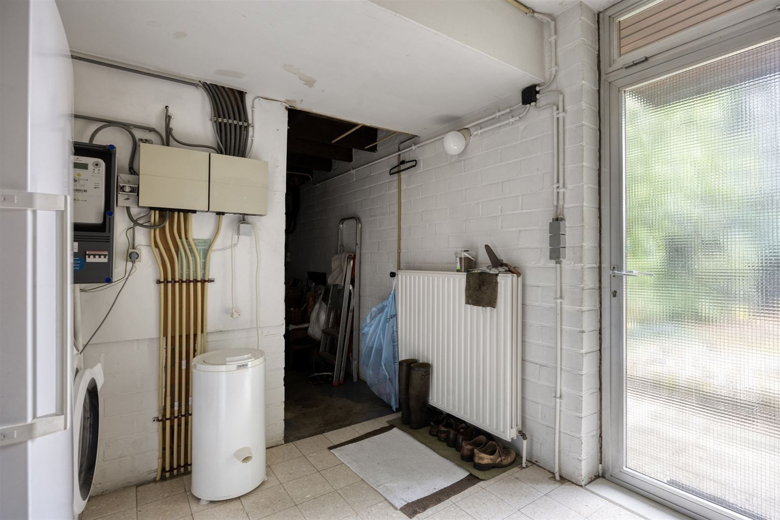 Vrijstaande woning in 70s stijl op een uniek perceel van 15a93ca met 5 slaapkamers, inpandige garage en riante tuin, gelegen op een rustige toplocatie nabij het centrum van Maaseik. foto 35