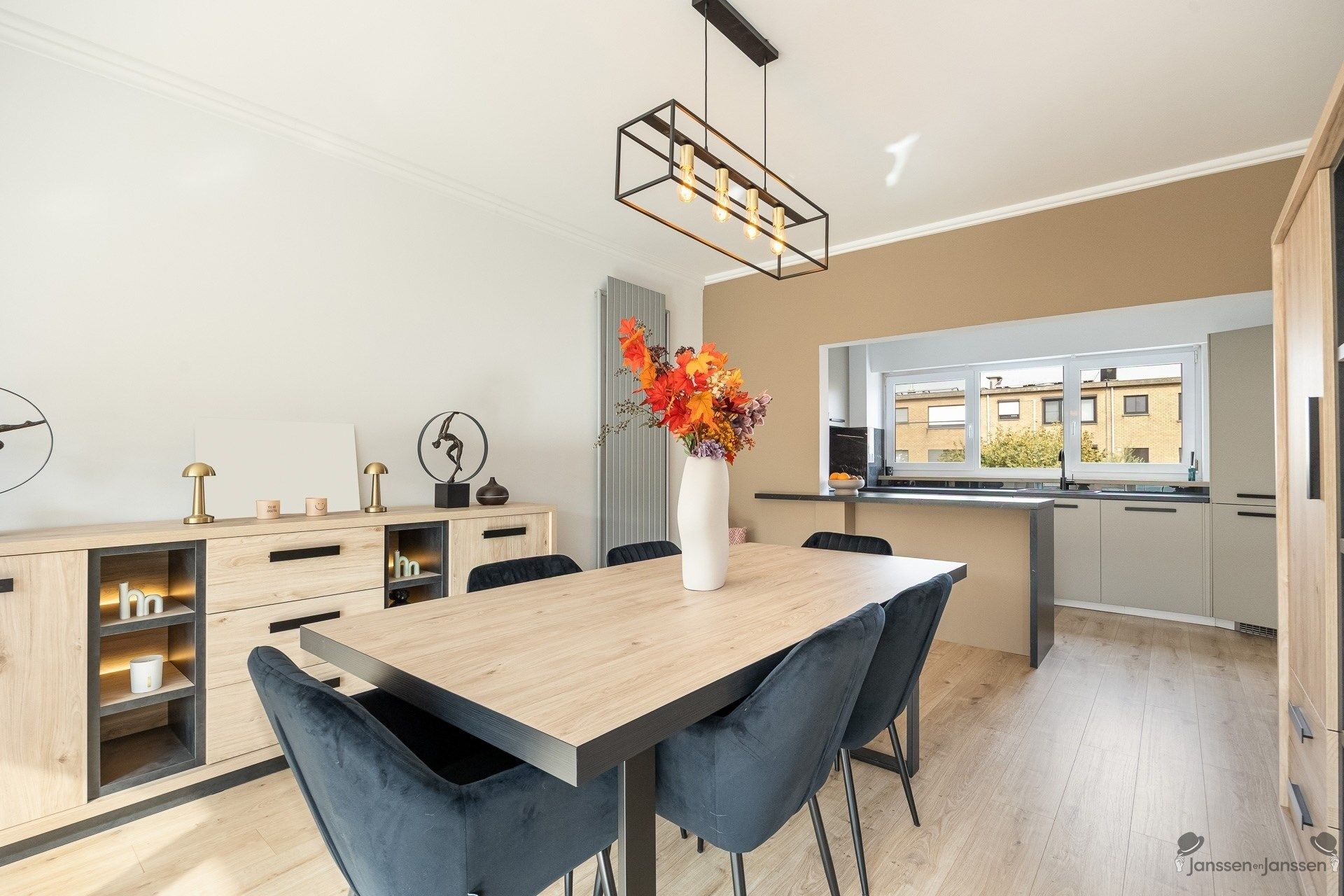 Prachtige en ruime gezinswoning in Stabroek met veel licht en een moderne afwerking. foto 2