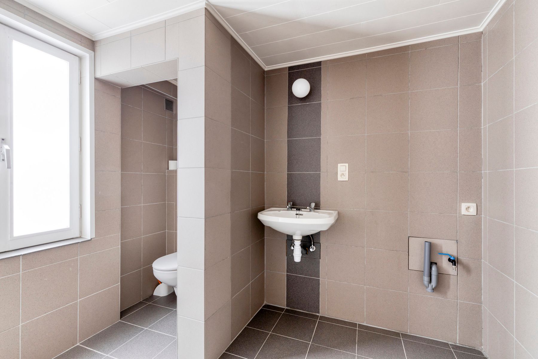 Deels te renoveren lichtrijke driegevelwoning  foto 10