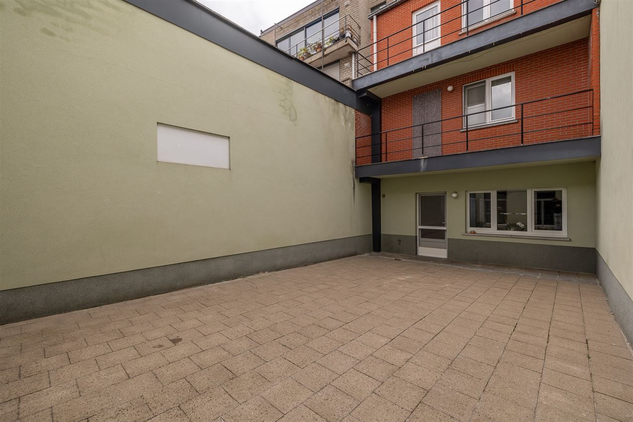 Verzorgd gebouw met handelszaak en 2 apt foto 55