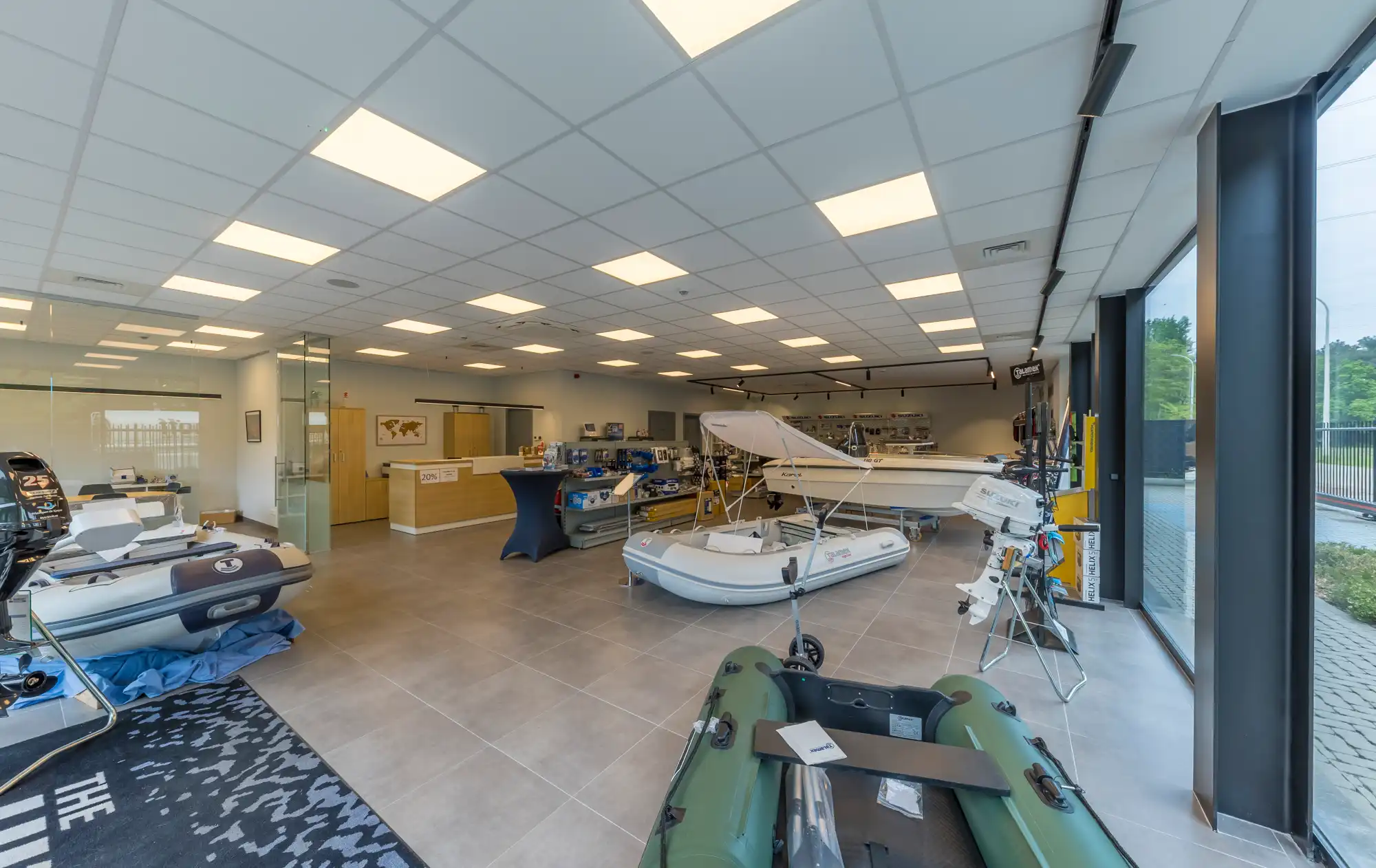 TE HUUR: Recent en hoogwaardig afgewerkt bedrijfs-/kantoorgebouw met showroom, magazijn en ruime parking foto 4