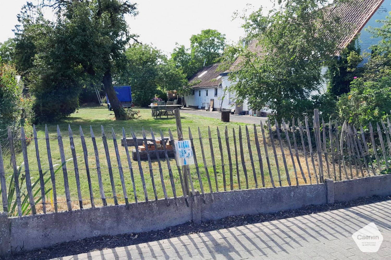 Hoofdfoto van de publicatie: Landelijk te renoveren woning met atelier op een mooi perceel van 1664 m²