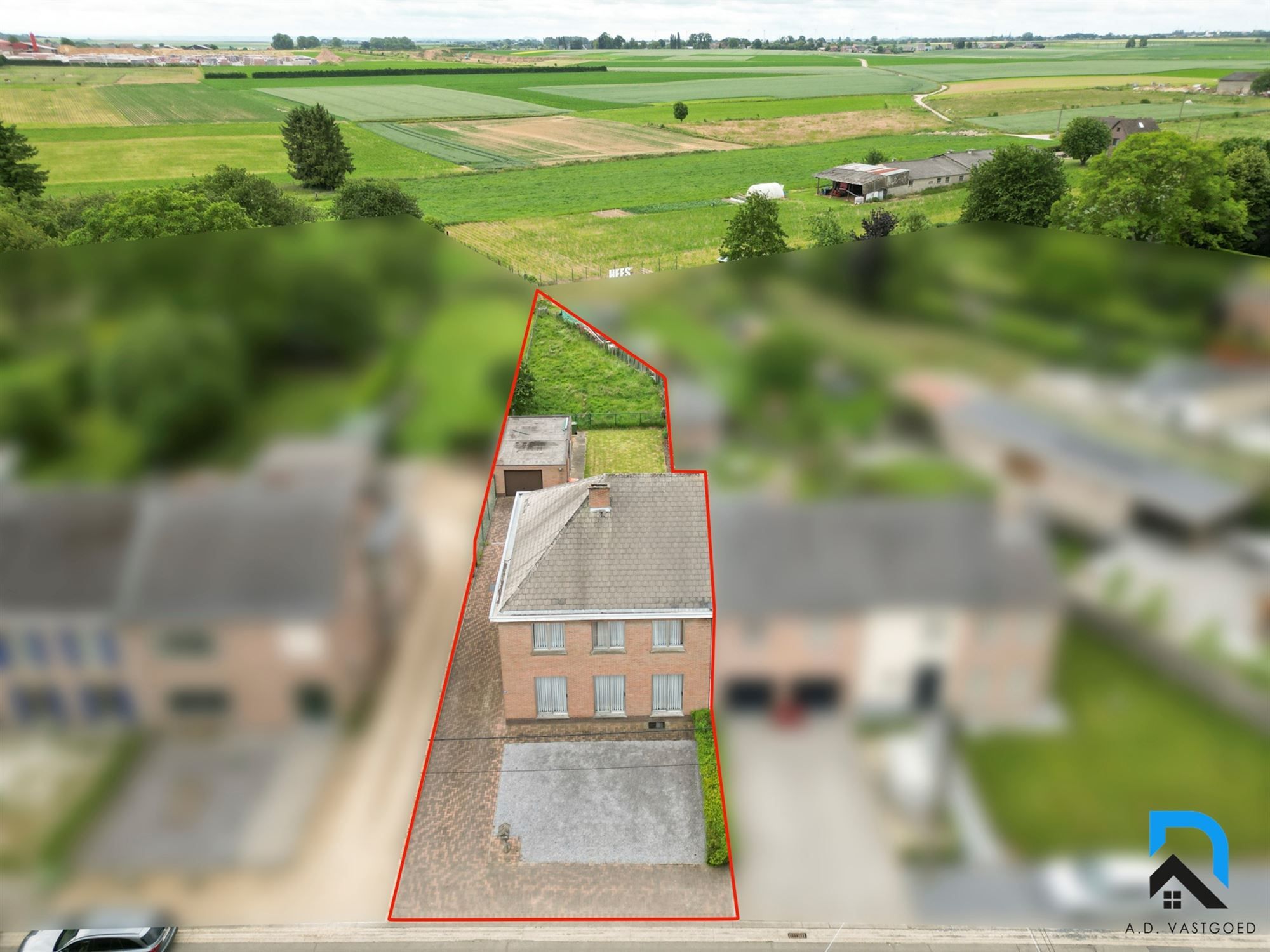 Ruime woning met 4 slaapkamers in het groen foto {{pictureIndex}}