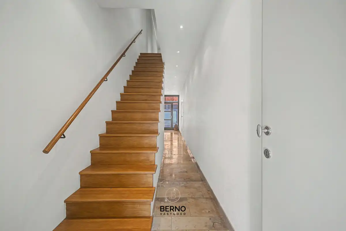 Rijwoning met ruime garage en zongerichte tuin. foto 2