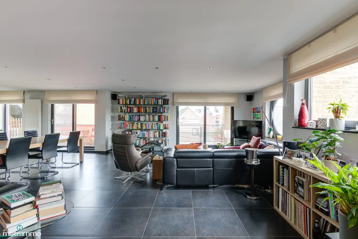 ZEER RUIM EN MODERN DUPLEXAPPARTEMENT (234M²) MET 5 SLAAPKAMERS, 2 BADKAMERS, 2 TERRASSEN, 2 KELDERS, DUBBELE GARAGE (60M²) (+ OPTIONEEL GARAGE) IN HET CENTRUM VAN LANAKEN foto 8
