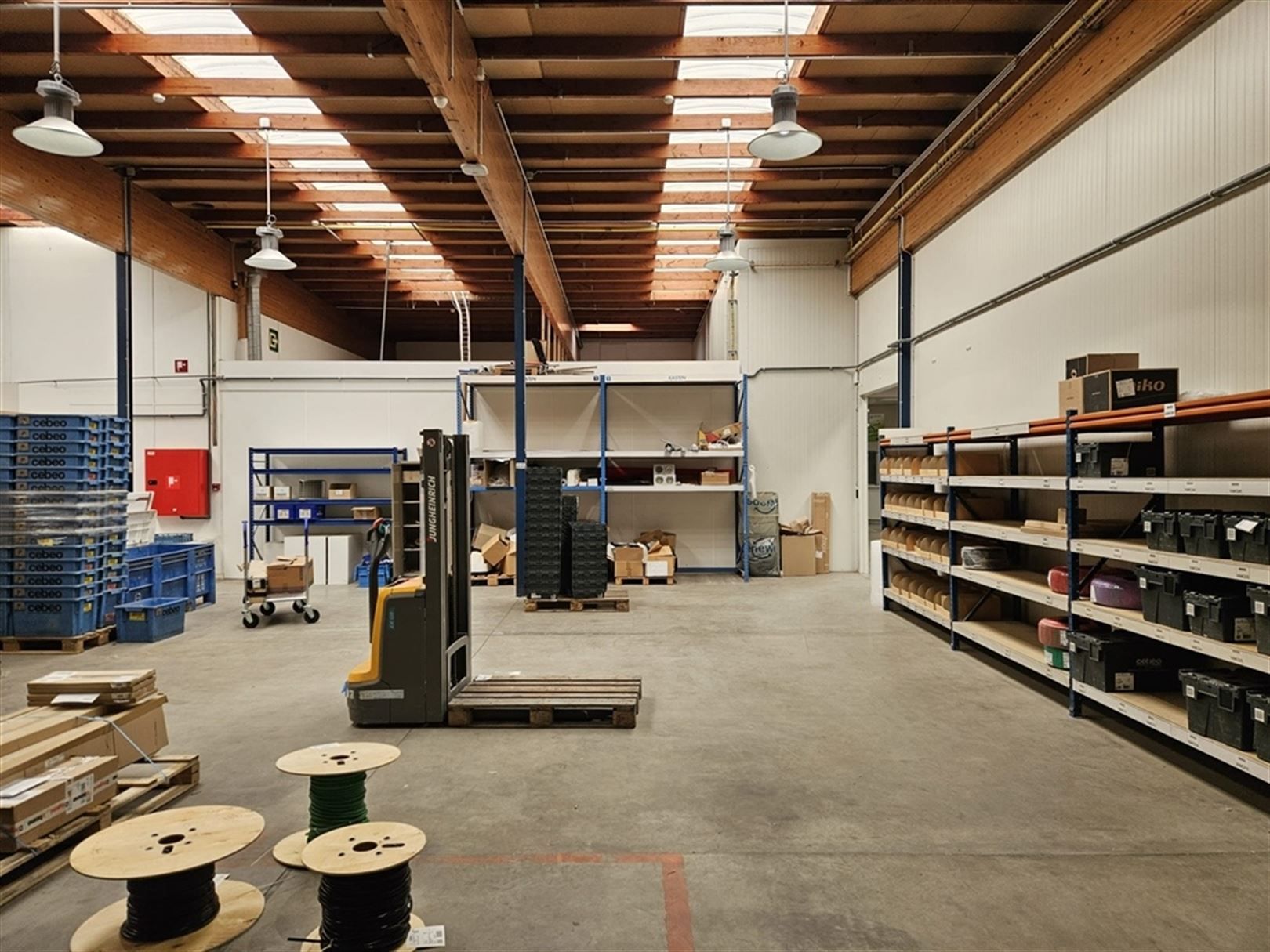 Magazijn met polyvalente ruimte foto 5