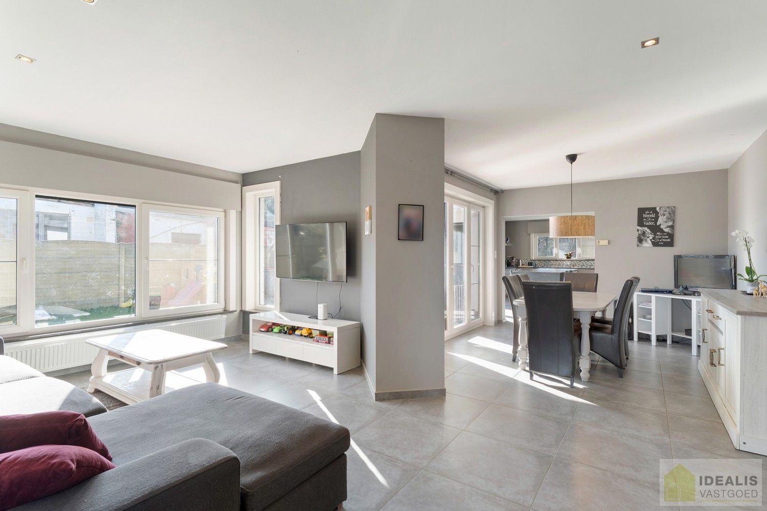 IDEALIS VASTGOED - CHARMANTE INSTAPKLARE GEZINSWONING MET EEN LICHTRIJKE LEEFRUIMTE, MODERNE OPEN KEUKEN MET KOOKEILAND, 3 RUIME SLAAPKAMERS EN BADKAMER. DE WONING IS GELEGEN OP EEN PRACHTIG PERCEEL VAN 12A 68CA! Deze knappe bungalow omvat een aangename 140m² bewoonbare oppervlakte met een lichtrijke woonkamer met aansluitend een moderne open keuken met kookeiland (voorzien van alle comfort), 3 ruime slaapkamers en een badkamer. De woning biedt verder een kelderverdieping en een zeer ruime tuin. Een unieke kans voor kandidaten op zoek naar een instapklaar huis voorzien van alle faciliteiten op een hele fijne locatie tussen de centra van Oudsbergen, Bree en Peer! foto 4