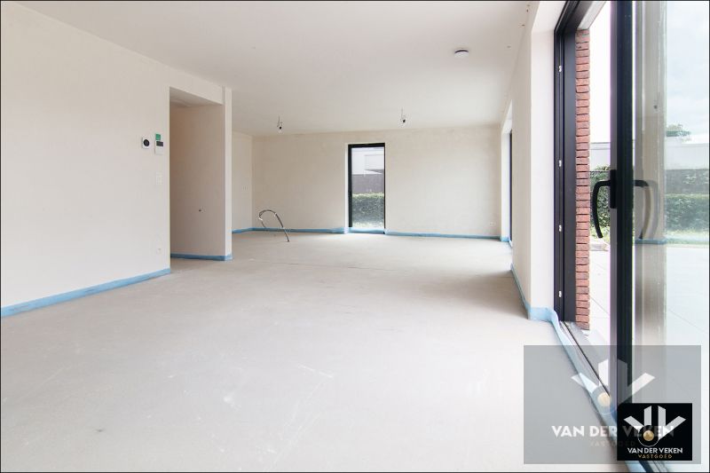 Ruim gelijkvloers nieuwbouwappartement met 4 slaapkamers en 2 badkamers, een terras en een mooie tuin op een goed bereikbare locatie! foto 11