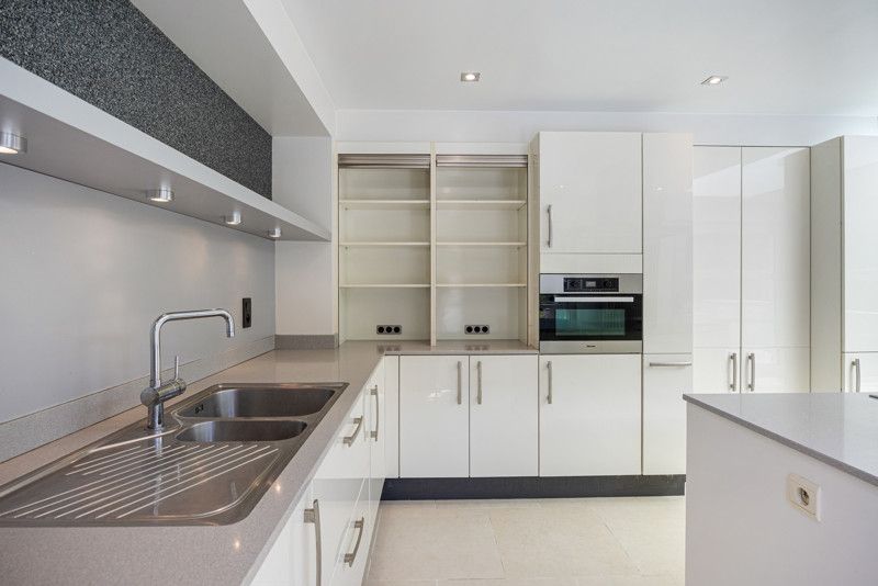 Luxueuze en instapklare woning met garages en tuin foto 5
