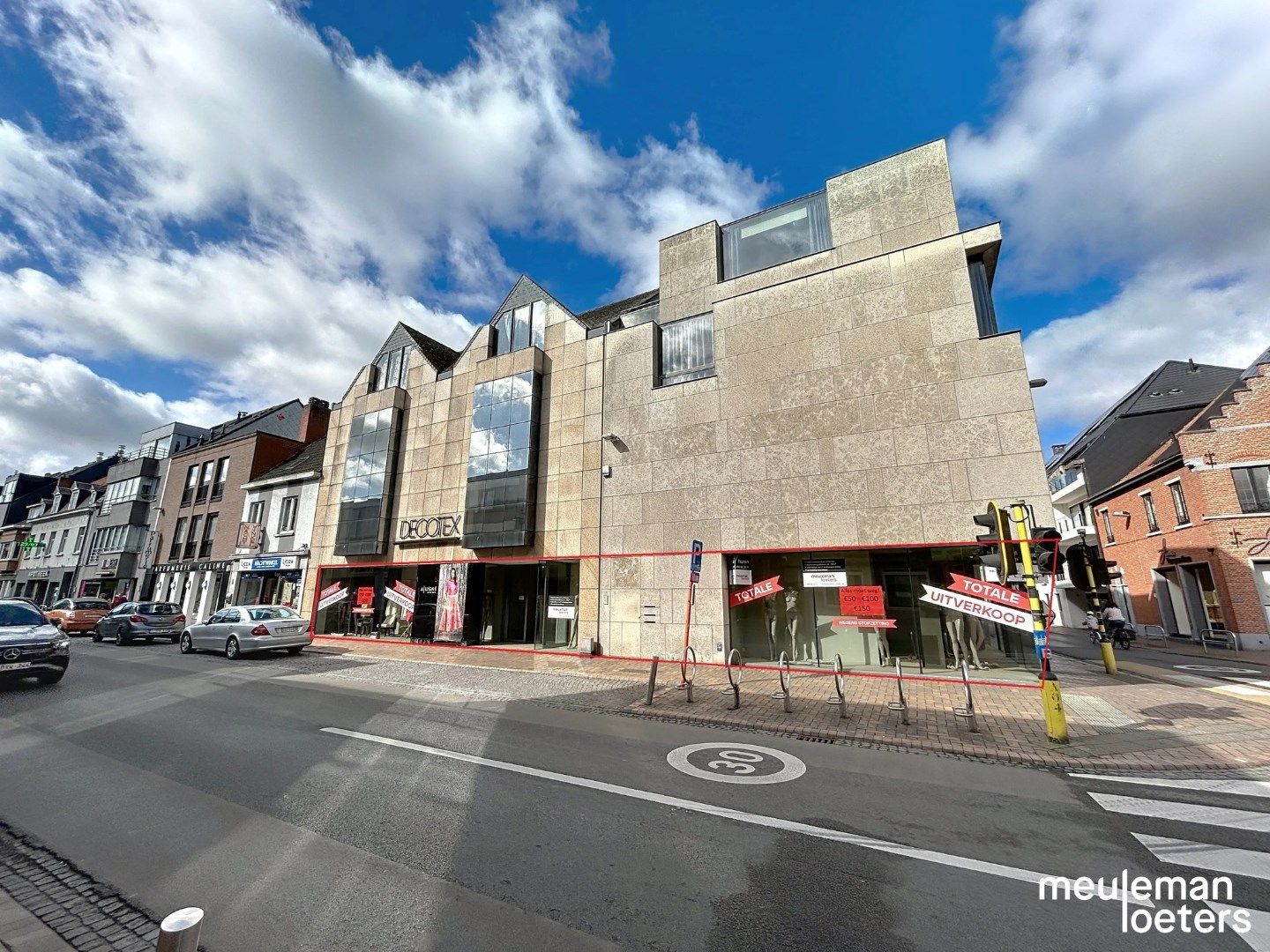Unieke winkelruimte in het commercieel centrum foto {{pictureIndex}}