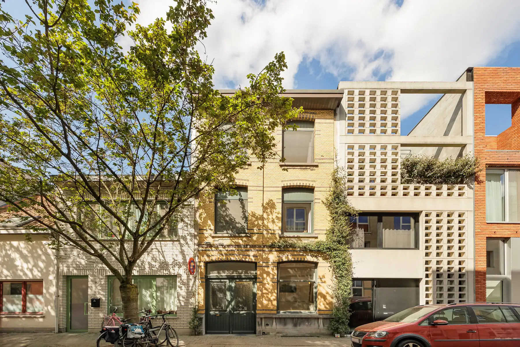 Grote woning met achterhuis in het leuke Berchem foto {{pictureIndex}}
