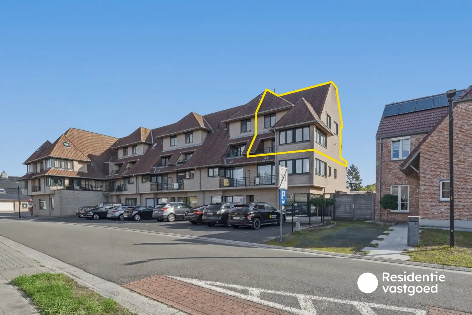 Ruim en lichtrijk duplexappartement met garage en twee terrassen in centrum Eernegem foto {{pictureIndex}}