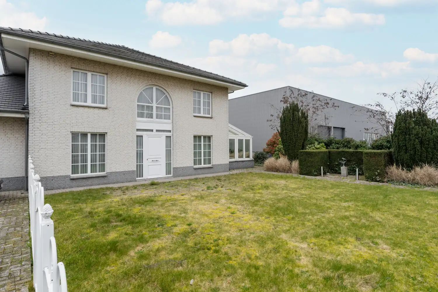 BEDRIJFSPAND MET CONCIERGEWONING foto 121