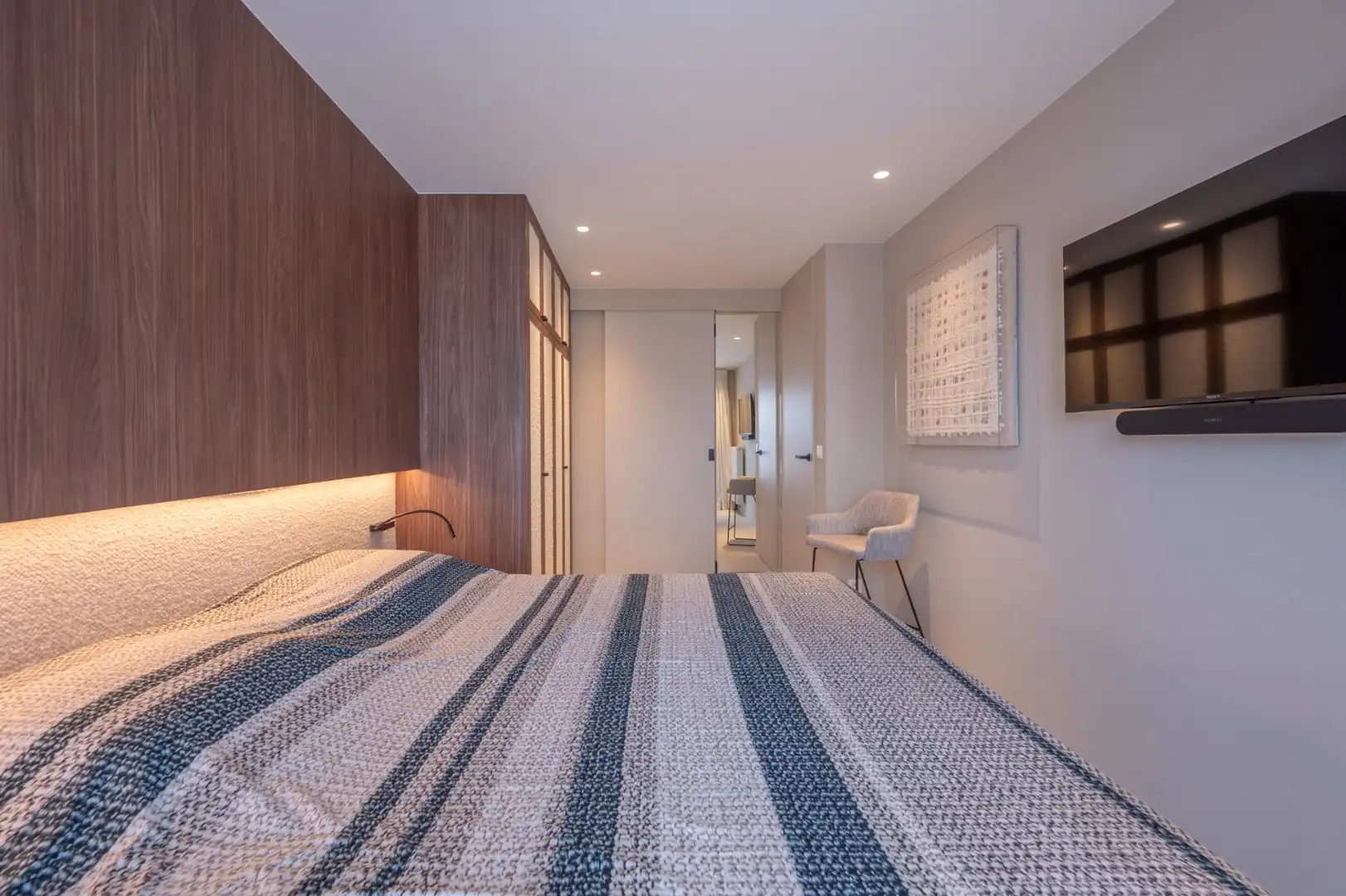 Zeedijk Zoute: Fenomenaal en frontaal zeezicht vanop een totaal gerenoveerd appartement  foto 12