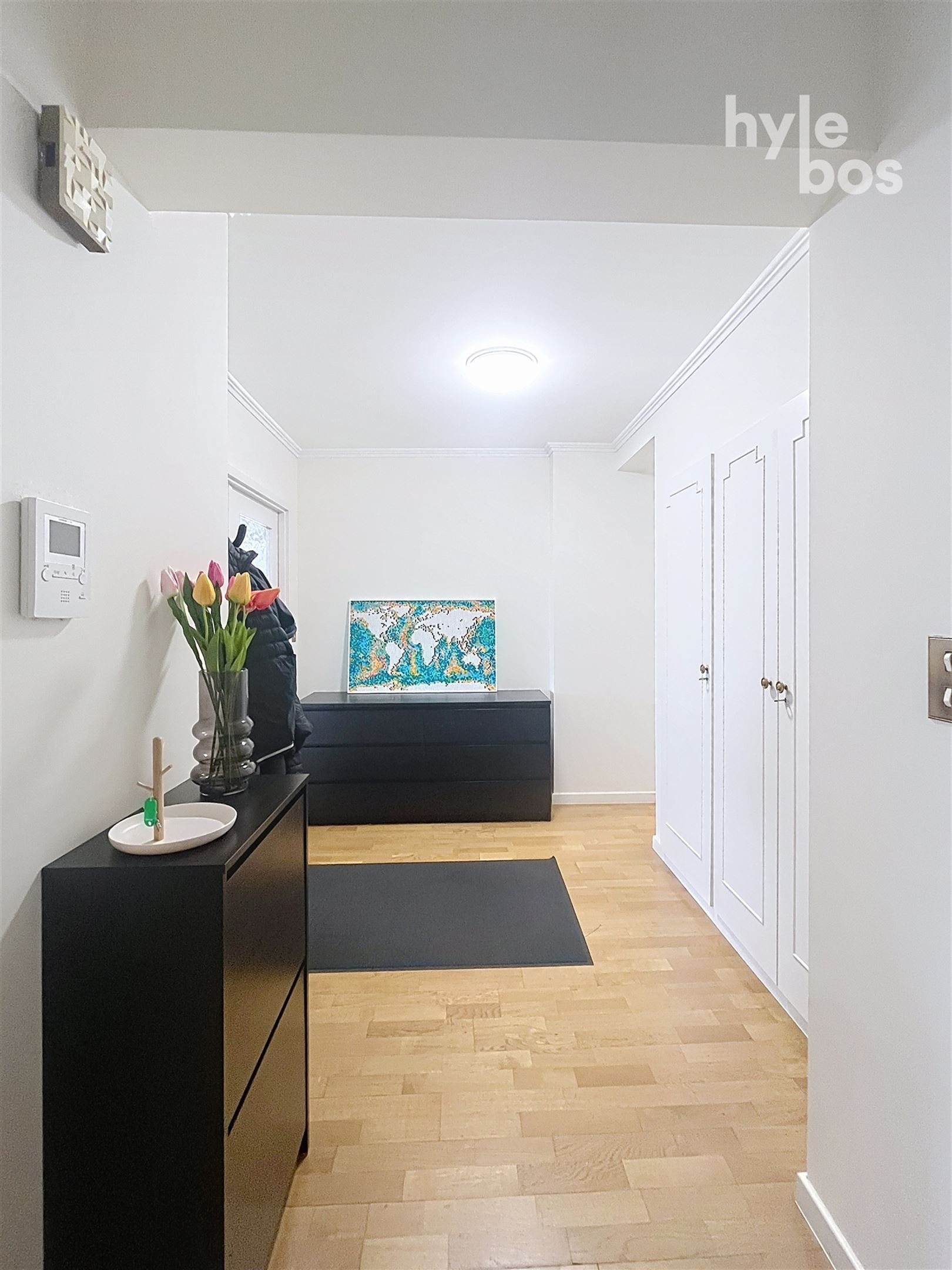 Ruim instapklaar 2 slaapkamer appartement met garage foto 2