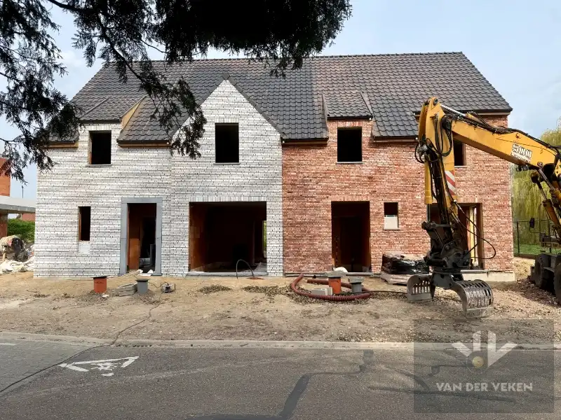 Moderne halfopen nieuwbouwwoning met 4 slaapkamers en 2 badkamers met carport foto {{pictureIndex}}