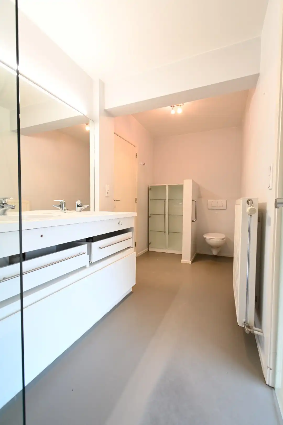 Degelijk 2-slaapkamer gelijkvloersappartement met autostandplaats + in hartje Bilzen foto 21