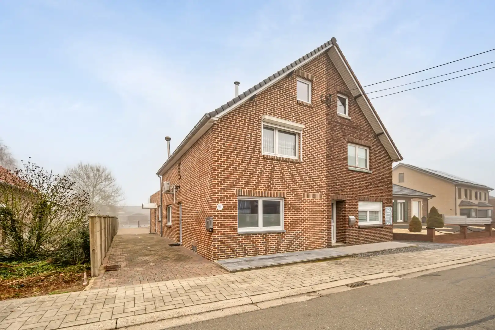 Hoofdfoto van de publicatie: Halfvrijstaande gezinswoning op een perceel van 4a67ca op een rustige locatie te Dilsen-Stokkem.