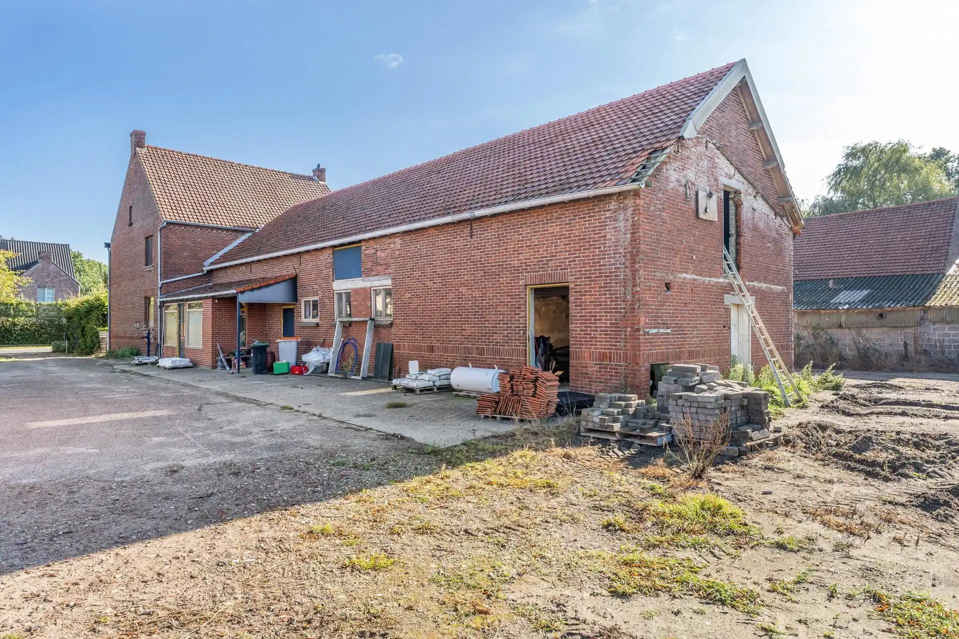Landelijke hoeve met stallingen en potentieel. foto 3