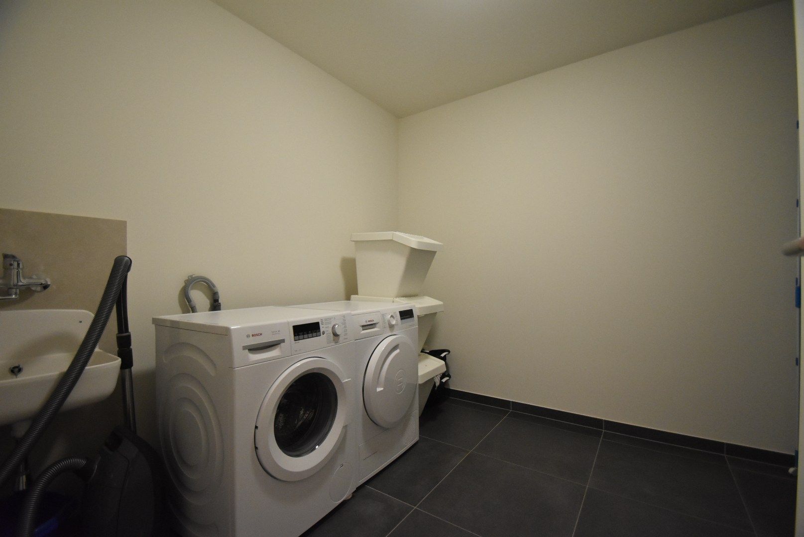 Knap ingericht  en ruim appartement met 2 slaapkamers en groot terras foto 18