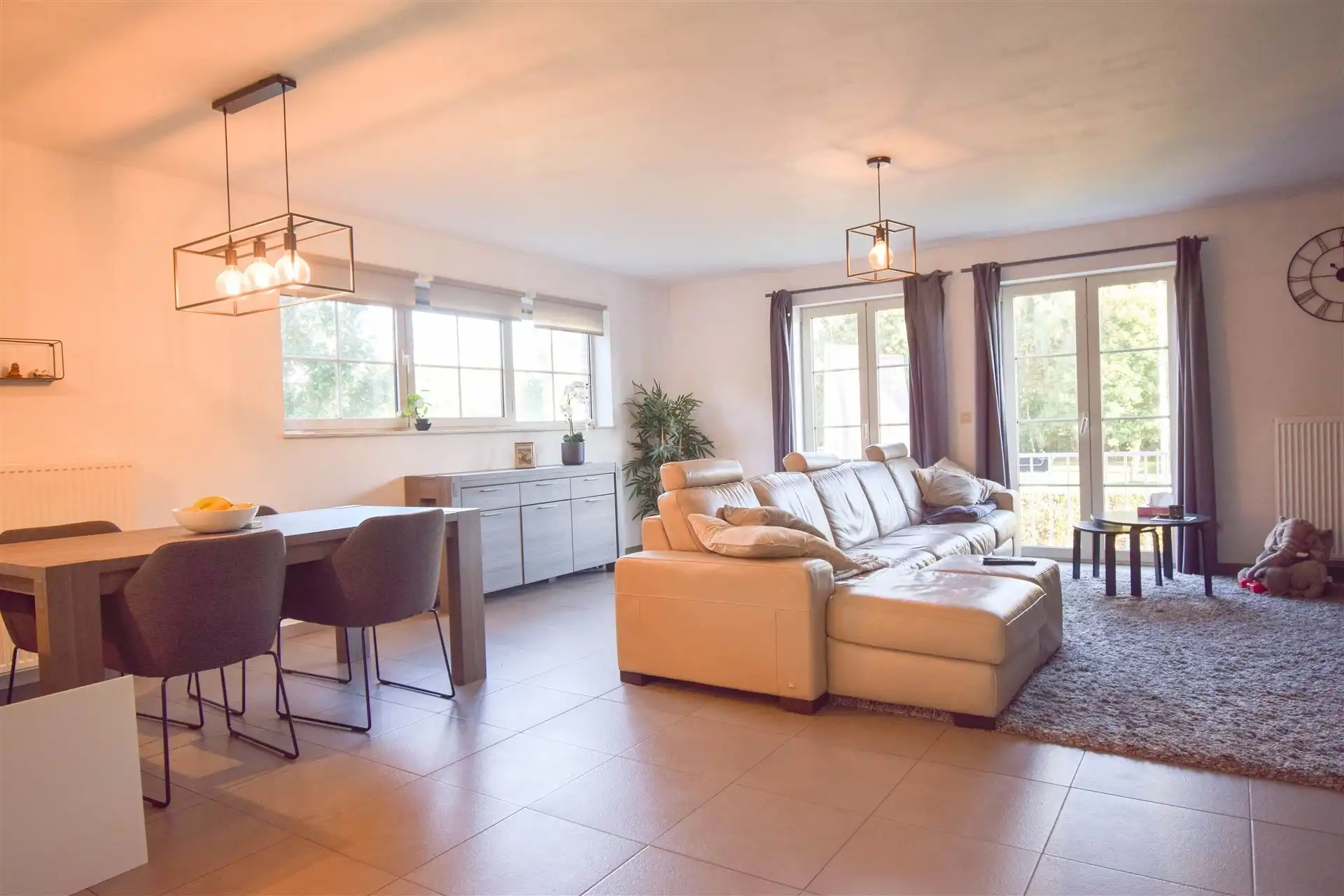 Instapklaar 2 slaapkamer appartement met garage foto 3