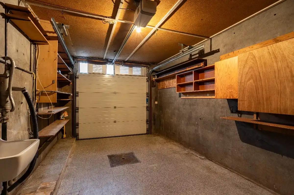 Karaktervolle deels te renoveren woning met veel potentie foto 14